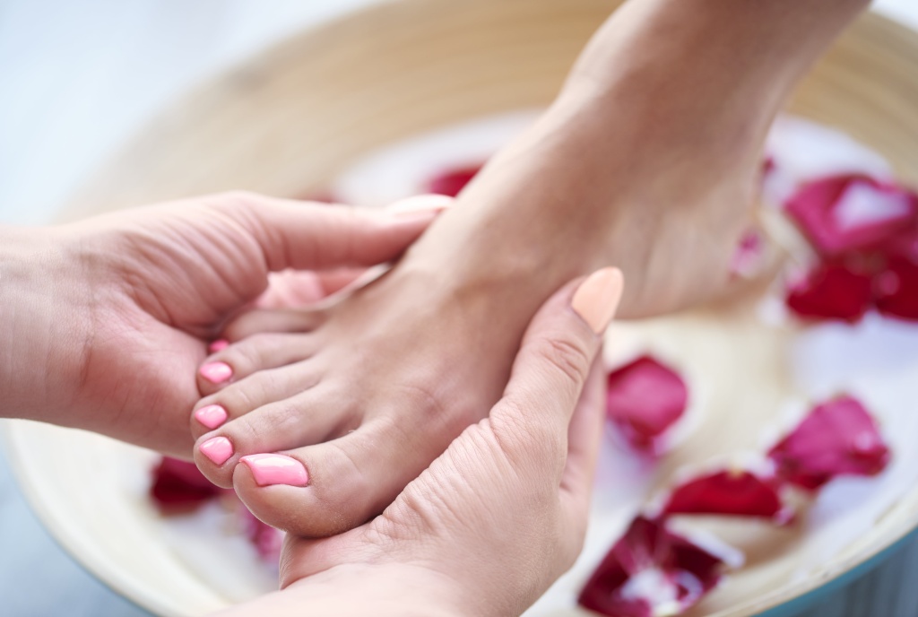 woman-s-feet-bowl-with-water-petal.jpg woman-s-feet-bowl-with-water-petal.jpg